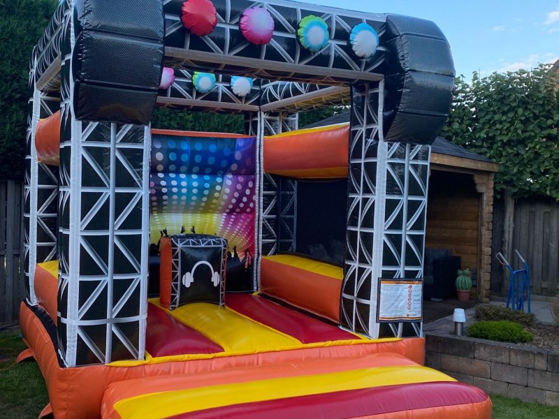 Festival springkussen met dj-podium