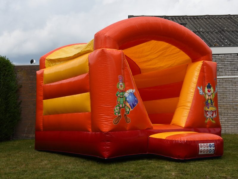 Mini Circus springkussen in de tuin